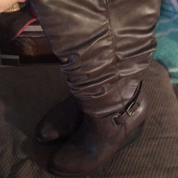 Boot - Picture 2 of 5